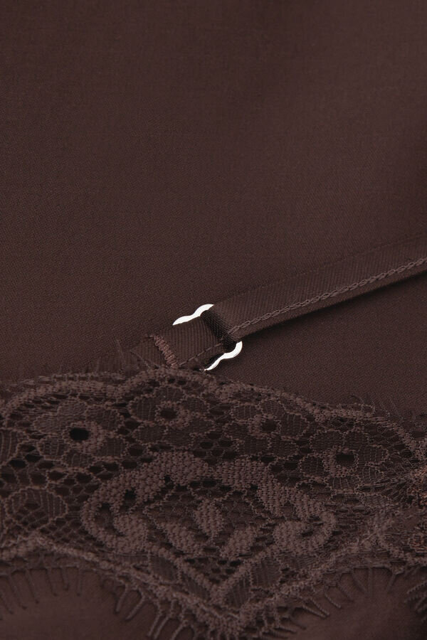 Asymmetrischer Slip aus Viskosesatin mit Spitze Asymmetrischer Slip aus Viskosesatin mit Spitze