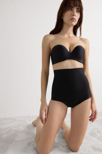 Hoch taillierte, formende Hipster aus nahtloser Mikrofaser