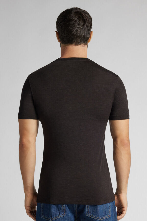 Kurzarm-T-Shirt aus Stretch-Merinowolle Kurzarm-T-Shirt aus Stretch-Merinowolle