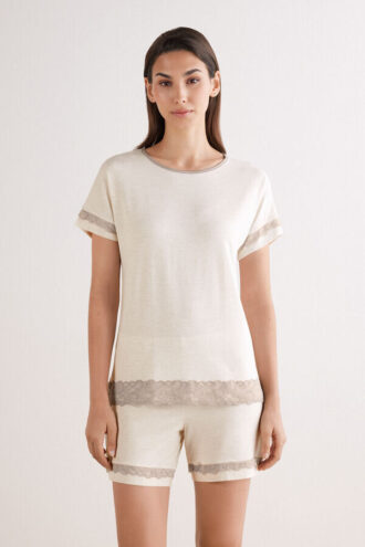 Kurzer Pyjama mit Spitzenbesatz aus Modal