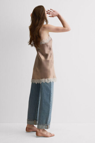 Seiden-Negligé mit kontrastierender Spitzenverzierung