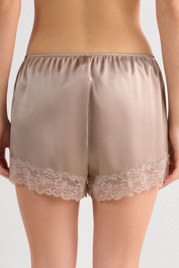 Seidenshorts mit Spitzenbesatz Seidenshorts mit Spitzenbesatz