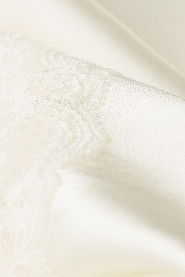 Seidenshorts mit Spitzenbesatz Seidenshorts mit Spitzenbesatz