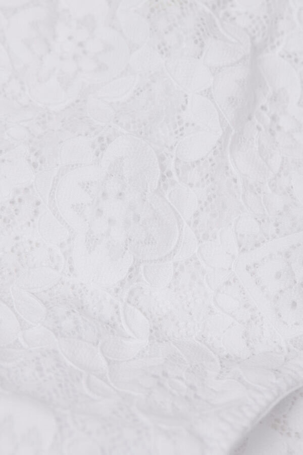 Slip mit niedriger Leibhöhe aus Spitze Slip mit niedriger Leibhöhe aus Spitze