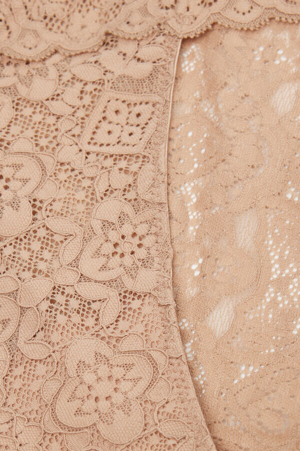 Slip mit niedriger Leibhöhe aus Spitze Slip mit niedriger Leibhöhe aus Spitze